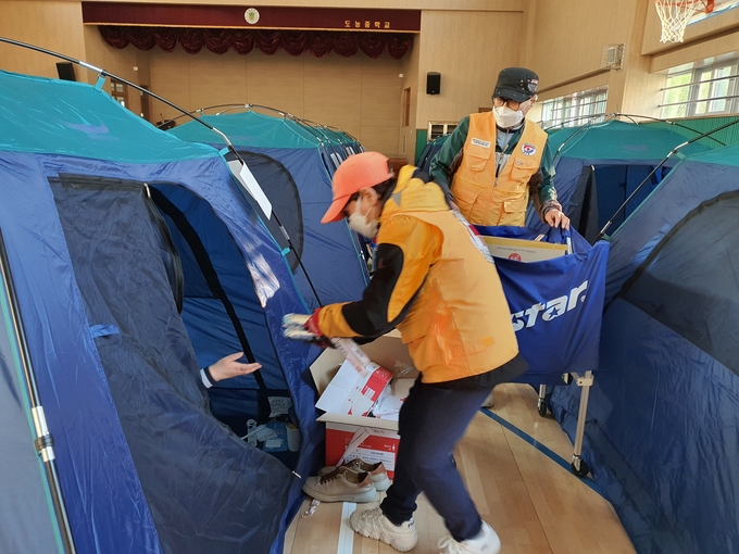 ㈔남양주시자원봉사센터는 지난 10일 다산동 주상복합건물에서 발생한 화재현장에서 재난 자원봉사활동을 진행했다.(사진=남양주시자원봉사센터 제공)