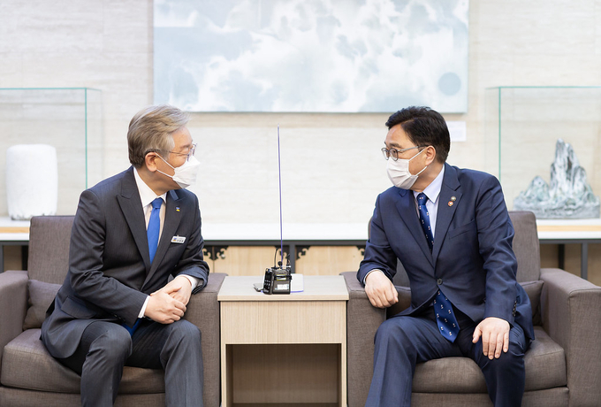 13일 오전 경기도청 신관 2층 접견실에서 이재명 경기도지사(사진 왼쪽)와 우원식 더불어민주당 국회의원이 접견을 하고있다. (사진= 경기도 제공)