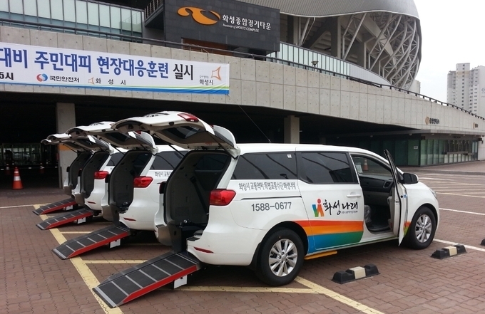 화성시가 75세 이상 어르신들의 예방접종이 빠르고 안전하게 차질 없이 진행될 수 있도록 바우처 택시 등 수송 대책을 마련했다.