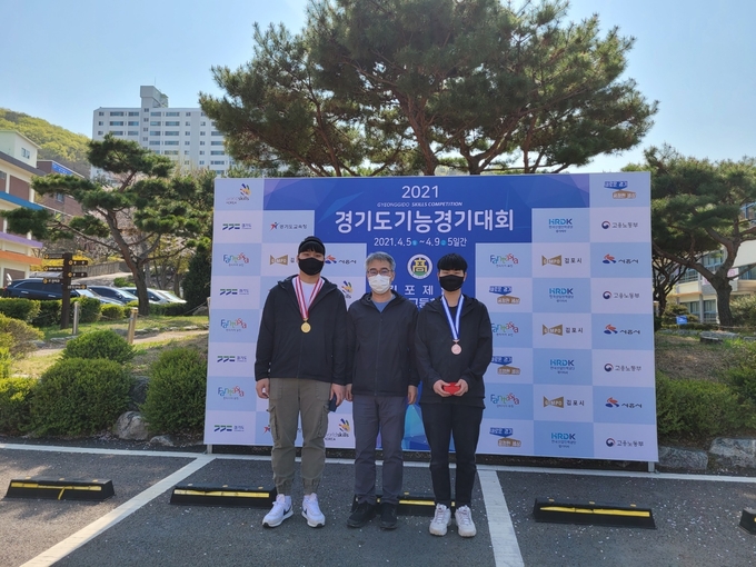 광명시 경기항공고등학교가 최근 개최된 올해 경기도기능경기대회 목공예 부분에서 금메달, 동메달을 수상했다(사진=광명교육지원청 제공)