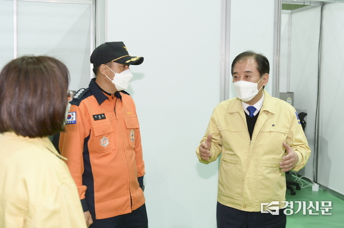 박윤국 포천시장이 준비 사항에 대해 관계 공무원에게 의견을 말하고 있다. (사진=포천시 제공)