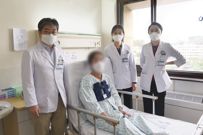 (왼쪽부터) 함석진 흉부외과 교수(집도의), 환자, 박지은 호흡기내과 교수, 김은진 감염내과 교수. (사진=아주대병원 제공)