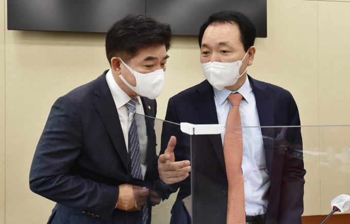 성일종 소위원장(오른쪽)과 김병욱 더불어민주당 의원이 13일 서울 여의도 국회에서 열린 정무위원회 법안심사제2소위원회에서 대화하고 있다. (사진= 연합뉴스) 