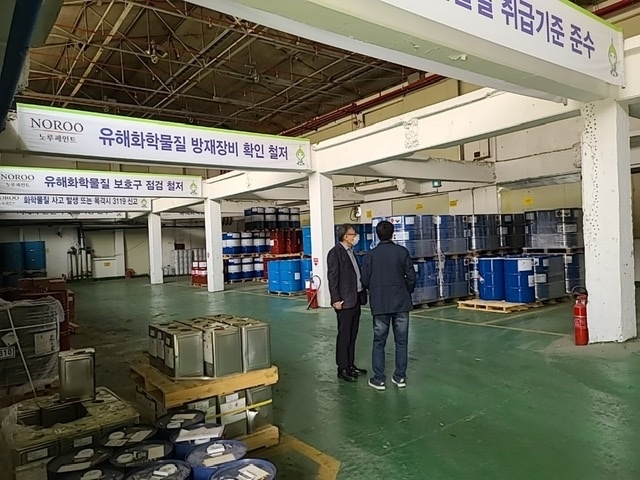 안양시가 유해화학물질 영업허가사업장 현장 컨설팅을 하고 있다. 