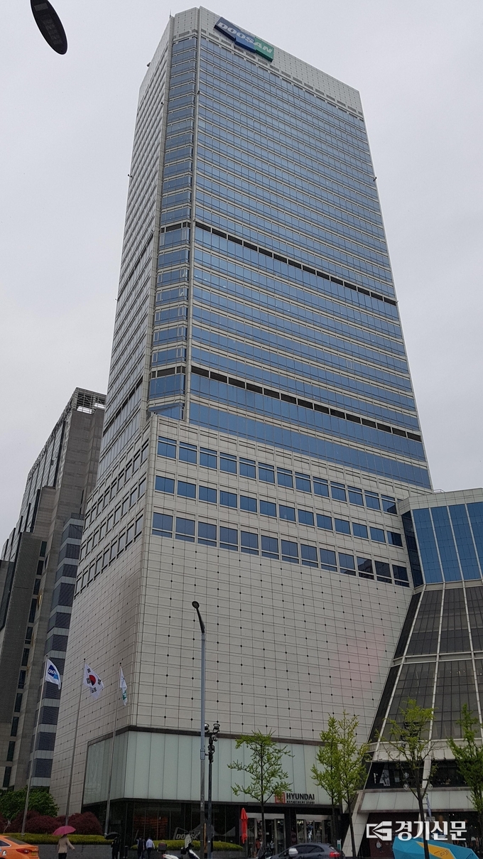 지난 9월 임대료 인하 청구 소송이 공론화된 서울 동대문의 두산타워. 마스턴투자운용은 지난해 9월 두산타워를 약 8000억원에 매입했다. (사진=현지용 기자)