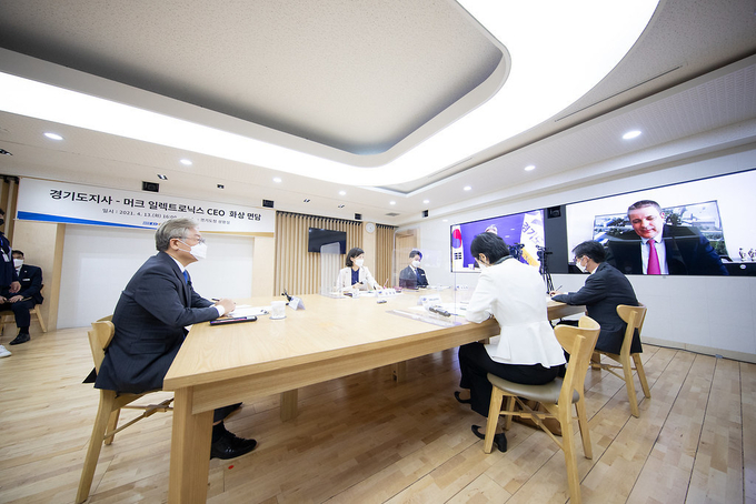 13일 오후 경기도청 신관 상황실에서 이재명 경기도지사,카이 베크만 머크 일렉트로닉스 대표(영상), 김우규 한국머크 대표 등 관계자들이 참석한 가운데 경기도지사 - 머크 일렉트로닉스 CEO 화상 면담을 하고있다. (사진= 경기도 제공)