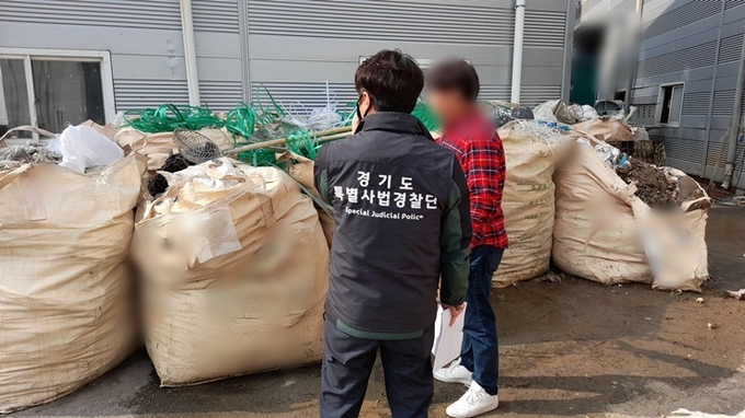 경기도 특별사법경찰단이 폐기물 처분업체의 불법행위에 대해 조사를 진행하고 있다. (사진= 경기도 제공)