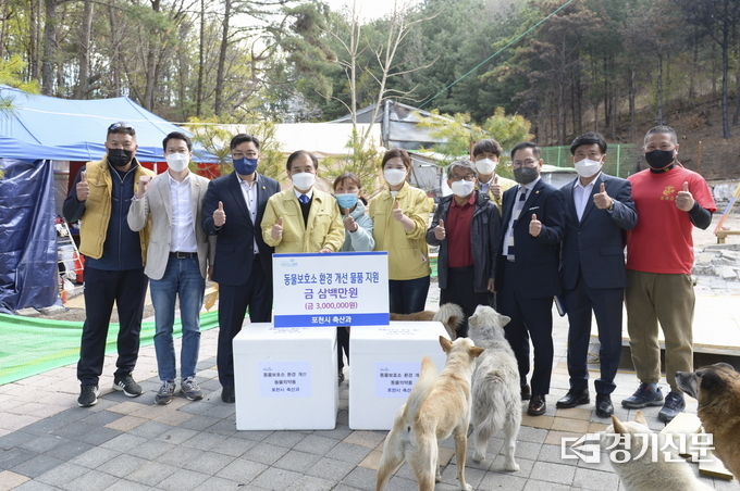 박윤국 포천시장과 포천시의회 의장단이 이용녀씨가 운영하는 유기 동물 보호소를 방문했다. (사진=포천시 제공)