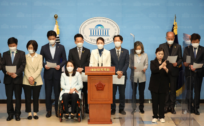 더불어민주당 초선의원들이 지난 9일 서울 여의도 국회 소통관에서 4·7 재보궐 선거 참패와 관련해 초선 의원들의 입장을 밝히고 있다. (사진= 연합뉴스) 
