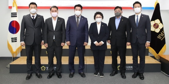 성남시의회 국민의힘협의회. (왼쪽부터) 정봉규·강신철 의원, 이상호 대표, 박영애·안광림·이기인 의원.