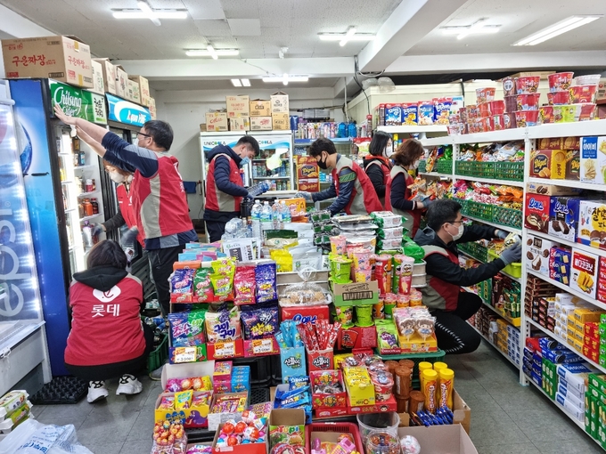 롯데유통사업본부 경기지사 14일 안산시 상록구 사동에 위치한 '대성식품'을 찾아 '영세점포 리스토어링 캠페인'을 진행했다고 밝혔다. (사진=롯데유통사업본부 경기지사)