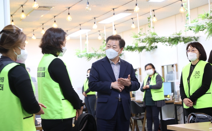 박승원 광명시장이 14일 광명시예방접종센터에서 예방접종을 한 후 현장을 점검하고 직원과 자원봉사자들을 격려했다. (사진=광명시 제공)