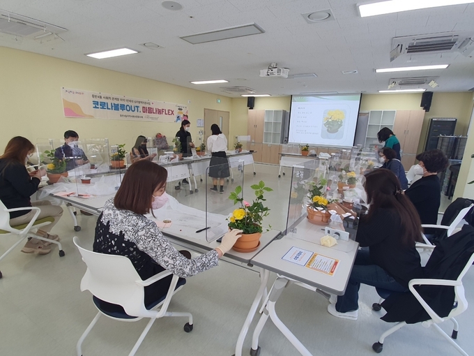 화성시 동탄4동이 지역주민 심리방역 나눔행사를 펼치고 있다. (사진=화성시 동탄4동 제공)