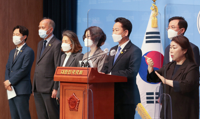 더불어민주당 초선모임(더민초) 의원들이 지난 12일 서울 여의도 국회 소통관에서 2차모임 결정사항을 브리핑하고 있다. (사진=연합뉴스) 