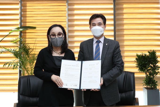 14일 서철모 화성시장과 의료법인 상운의료재단 김옥순(왼쪽) 이사장이 ‘굿닥터 프로젝트' 협약을 체결한 후 기념촬영을 하고 있다. (사진=화성시 제공)