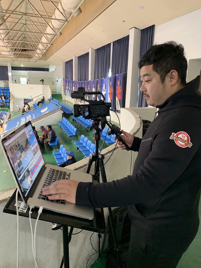 대한민국 핸드볼리그 최초이자 유일한 전력분석관 김남훈씨 모습 (사진=김남훈 제공)