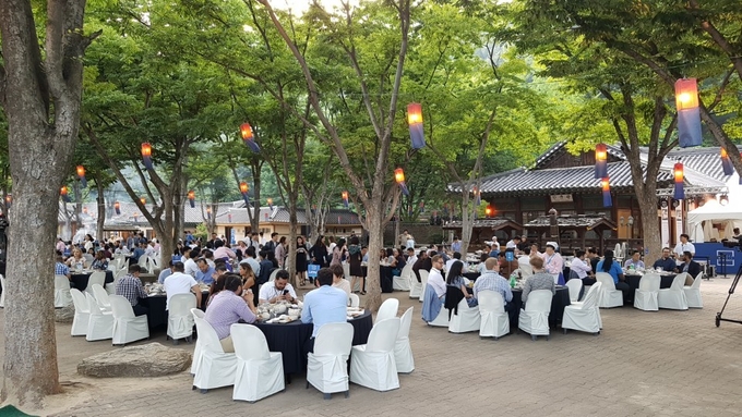 2018년 한국민속촌에서 열린 ‘삼성전자 글로벌 리테일 콘퍼런스 만찬'(사진=경기도 제공)