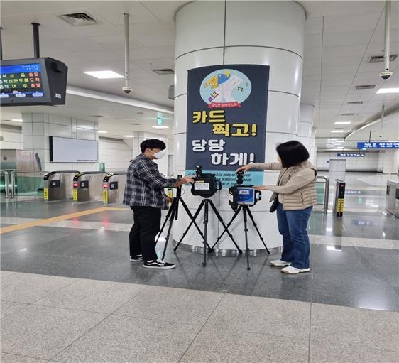 지하역사 시료채취 모습(사진=경기도 제공)