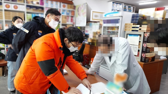 경기도 특사경이 '사무장약국'에 대해 단속 중이다. (사진= 경기도 제공)