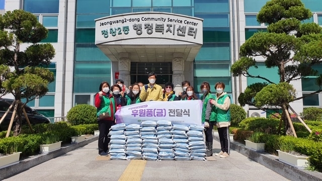 시흥시 정왕2동 새마을지도자협의회·부녀회가 지난 13일 정왕2동 행정복지센터를 방문해 관내 어려운 이웃들을 위한 백미 50포를 전달했다. 사진=시흥시 제공)
