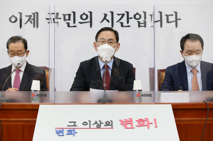 국민의힘 주호영 당 대표 권한대행(가운데)이 15일 서울 여의도 국회에서 열린 비상대책위원회의에서 발언하고 있다. (사진= 연합뉴스) 