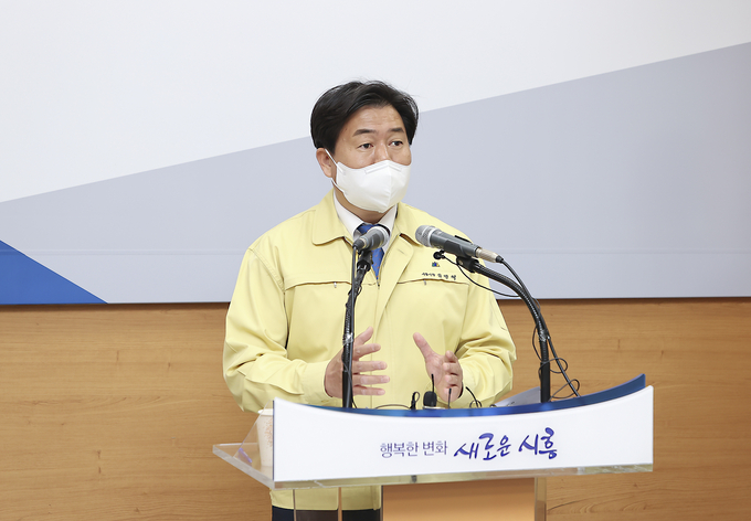 임병택 시흥시장이 15일 ㈜시흥교통 파업과 관련해 기자회견을 하고 있다. (사진=시흥시 제공)