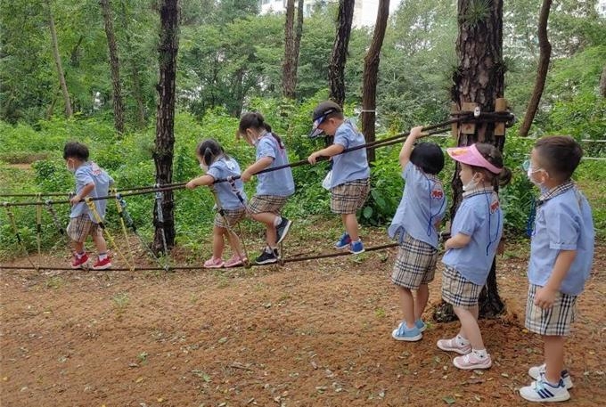 기존 설치된 유아숲 체험원에서 숲길체험에 나선 어린이들. (사진=파주시 제공)