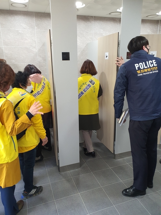 광명시는 여성이 안심하고 공중화장실을 이용할 수 있도록 민·관·경 합동으로 관내 10곳 공중화장실 불법촬영카메라를 점검했다. (사진=광명시 제공)