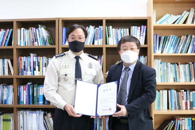 구리소방서는 지난 15일 소방공무원 징계위원회 민간위원 2명을 위촉했다. (사진=구리소방서 제공)
