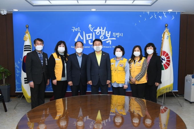 안승남 구리시장이 지난 14일 대한적십자사 ‘희망 풍차 나눔 후원’ 릴레이 캠페인을 실시하고 있다. (사진=구리시 제공)