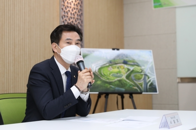 도시숲 조성을 위한 공동산림사업 협약식에서 서철모 화성시장이 사업 추진계획을 설명하고 있다. (사진=화성시 제공)