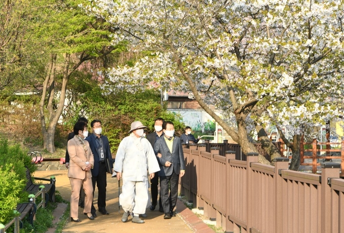 안승남 구리시장이 봉선사로부터 전달받은 연꽃 식재 현장을 살펴보고 있다. (사진=구리시 제공)
