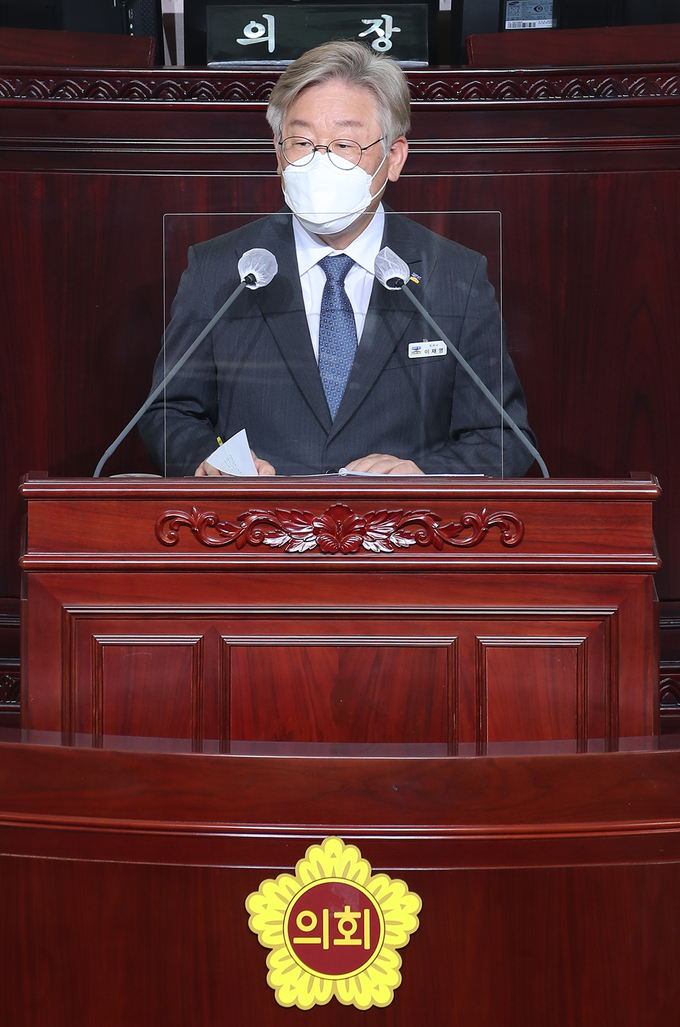 이재명 경기도지사가 15일 열린 경기도의회 제351회 제3차 본회의 도정 질의 답변을 하고 있다. (사진 = 경기도 제공)