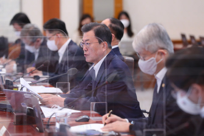 문재인 대통령이 15일 오후 청와대에서 열린 확대경제장관회의에서 발언하고 있다. (사진=연합뉴스) 