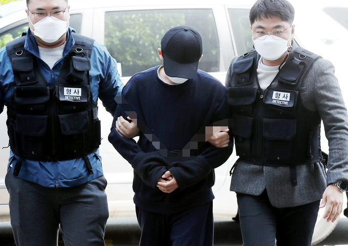 인천의 한 모텔에서 생후 2개월 된 딸을 학대한 혐의를 받는 20대 아버지 A씨가 15일 오후 구속 전 피의자 심문(영장실질심사)을 받기 위해 인천시 미추홀구 인천지방법원으로 들어서고 있다. (사진=연합뉴스)