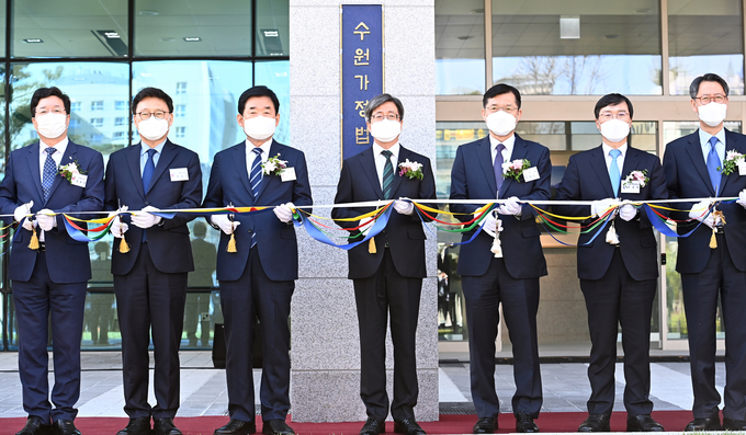 15일 수원시 영통구 수원가정법원 신청사 준공식에 참석한 김명수 대법원장(사진 왼쪽 네번째), 김진표 국회의원(사진 왼쪽 세번째), 염태영 수원시장(사진 왼쪽 첫번째)을 비롯한 내빈들이 현판 제막을 마치고 박수를 치고 있다. (사진=황준선 기자)