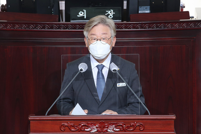 이재명 경기도지사가 15일 오전 경기도의회 본회의장에서 열린 제351회 임시회 제3차 본회의 도정질의에서 대해 답변을 하고 있다. (사진= 경기도 제공)