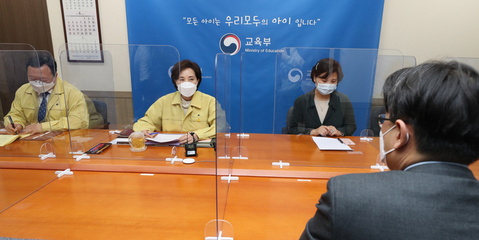 유은혜 사회부총리 겸 교육부 장관이 15일 정부서울청사에서 열린 학교방역 강화를 위한 전문가 간담회에서 발언하고 있다. (사진=연합뉴스 제공)