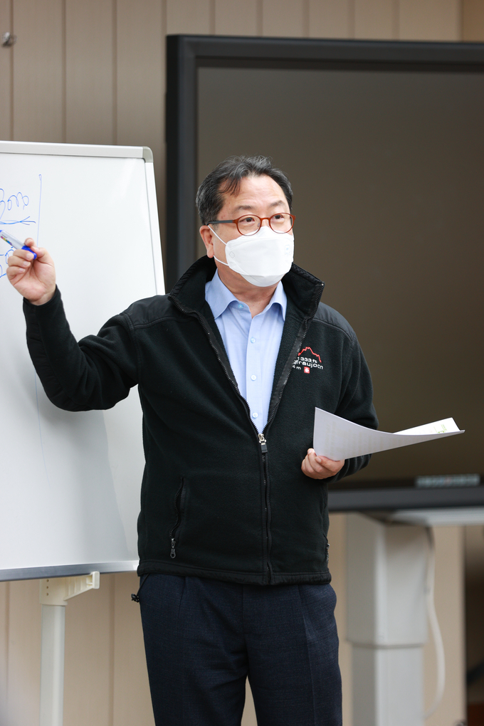 남양주시는 15일 ‘강한 남양주 토론회 플러스’를 개최하고 최근 기업과 투자 시장에서 화두로 떠오르고 있는 글로벌 경영 트렌드 ESG에 대해 논의하는 시간을 가졌다.(사진=남양주시 제공)