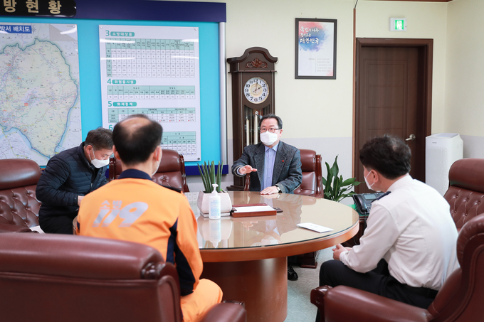조광한 남양주시장이 최근 다산동 주상복합건물에서 발생한 화재 사건과 관련, 지난 15일 화재 진압에 힘쓴 남양주소방서를 방문해 감사 인사를 전했다.(사진=남양주시 제공)
