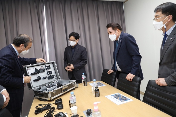 최대호 안양시장이 자율주행 선도기업인 모바일어플라이언스㈜를 현장 방문해 소통의 시간을 갖고 있다.