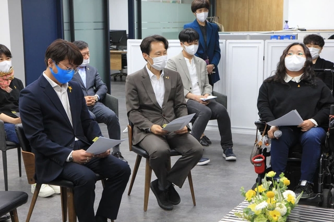 지난 15일 이탄희 국회의원 지역 사무실에서 열린 '세월호 7주기 추모의 밤' 행사 모습. (사진=이탄희 의원실 제공)