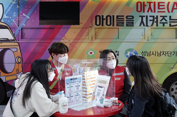 은수미 시장과 청소년들이 이야기를 나누고 있다. (사진=성남시 제공)