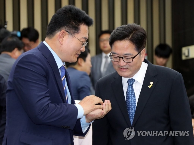 얘기 나누는 우원식-송영길 의원. (사진=연합뉴스 제공)