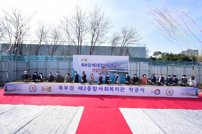 지난 15일 열린 ‘북부권 제2종합사회복지관’ 착공식에서 정하영 김포시장 등 참석자들이 시삽을 하고 있다. (사진=김포시 제공)