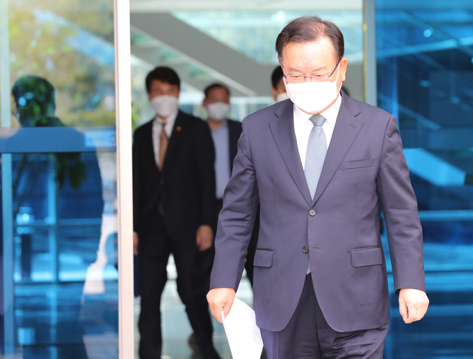 김부겸 국무총리 후보자가 16일 오후 서울시 종로구 임시 사무실이 마련된 금융연수원에서 업무보고를 받은 뒤 건물 밖으로 나와 소감을 밝히기 위해 걸어 나오고 있다. (사진=연합뉴스)