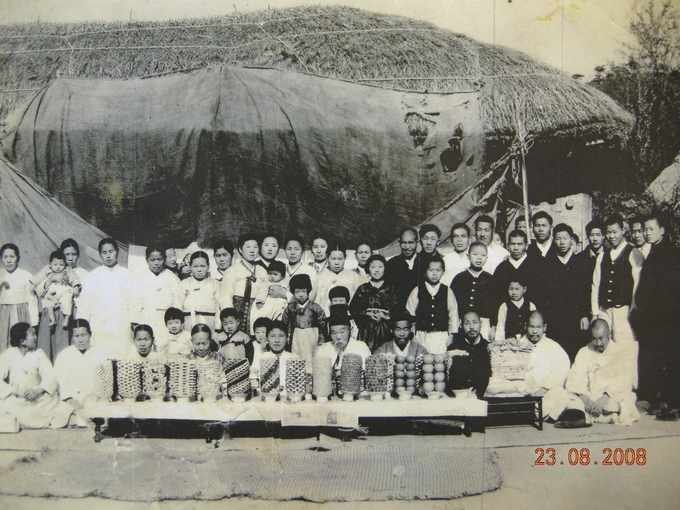 돌마마을 사람들의 회갑잔치 기념사진. (사진=성남학연구소 제공)