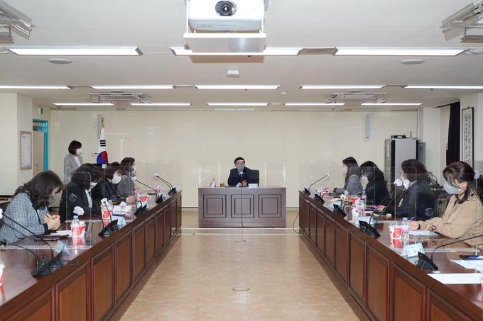 한대희 시장이 어린이집 연합회 임원진과 어린이집 운영 지원 방안 등에 관해 의견을 나누고 있다.