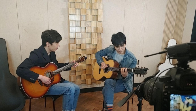 '경기뮤직아카데미'의 강사진인 기타리스트 함춘호씨의 모습(사진=경기도 제공)