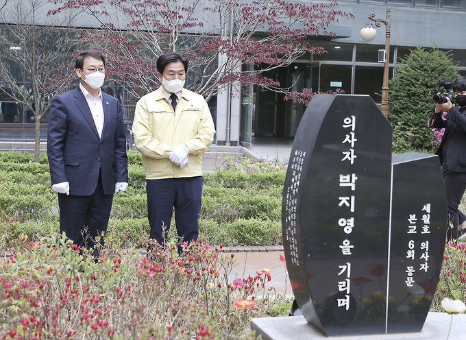 박춘호(왼쪽) 의장과 임병택 시장(사진=시흥시의회 제공)